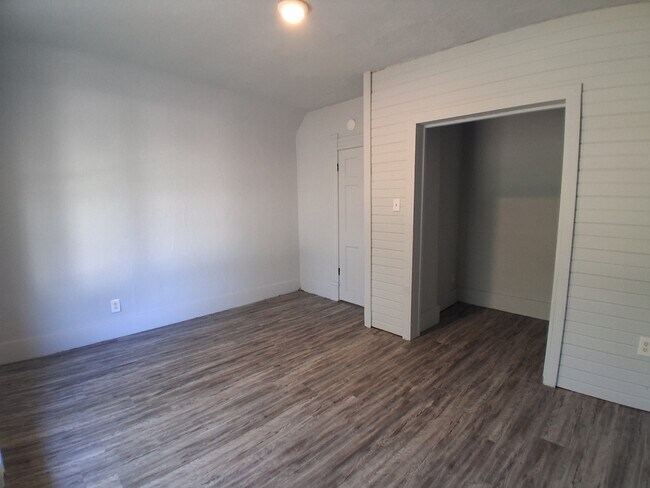 Building Photo - 915 N Bowman Ave