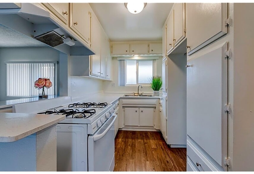 Interior Photo - Somerset plaza