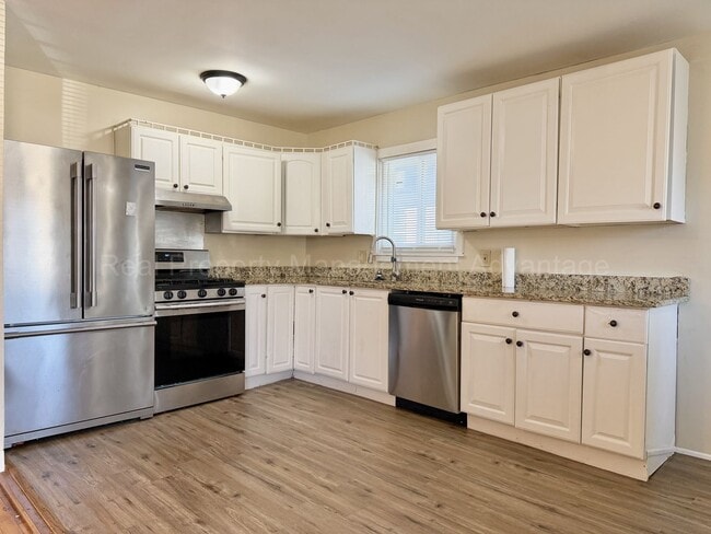 Building Photo - Solid Brick and Renovated with New Kitchen and Two Full Baths!