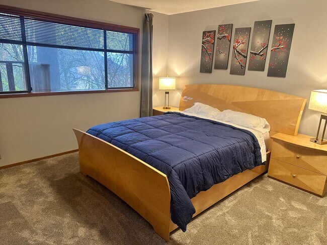 Building Photo - Super Comfortable Furnished Short term rental