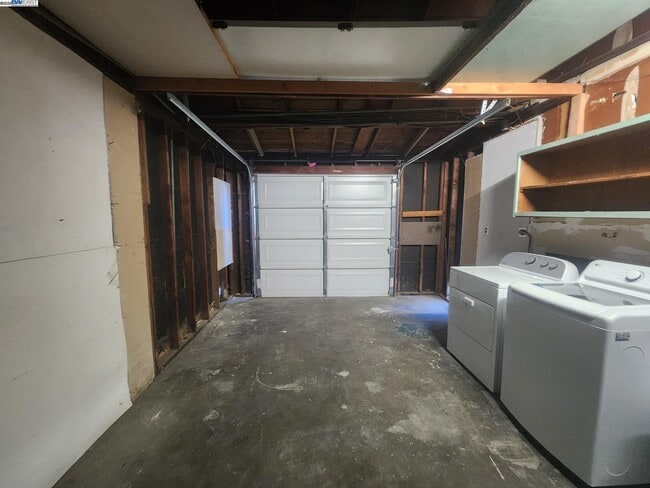 Building Photo - 323 Adelle St