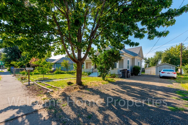 Building Photo - Classic 2 Bedroom Home with Tall Ceilings