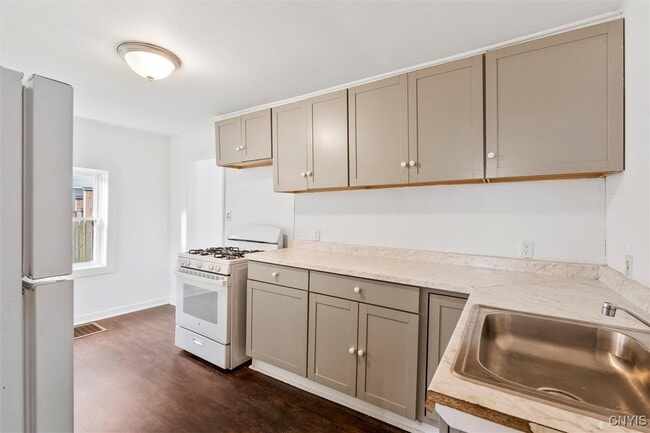 Building Photo - 811 1st N St