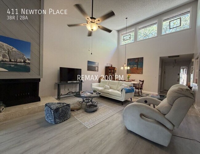 Building Photo - 411 Newton Pl