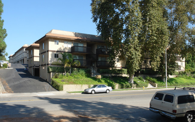 Building Photo - La Cresta Garden Apartments
