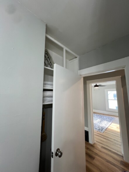 Building Photo - 863 1/2 11th St NE