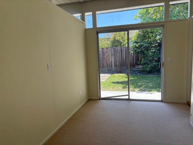 Building Photo - Lovingly Maintained 3 Bed, 2 Bath Home in the Circles