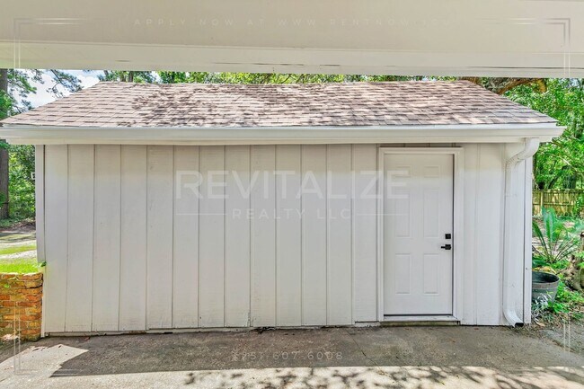 Building Photo - Newly Renovated 3 Bed / 2.5 Bath with Doub...