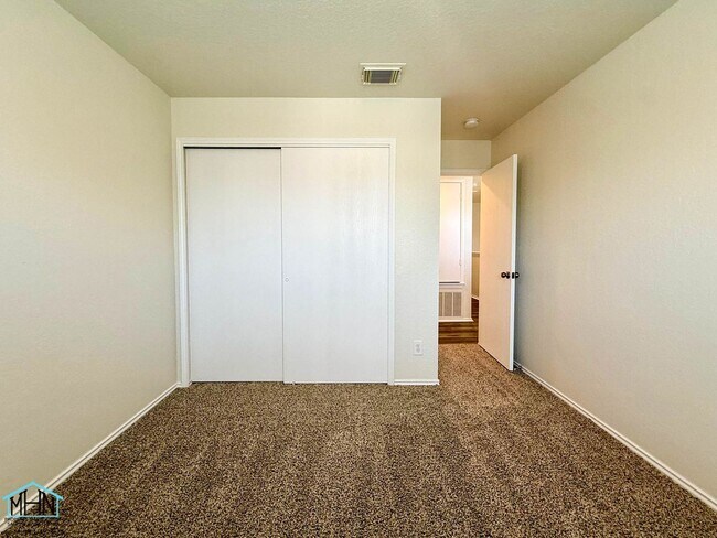 Building Photo - Beautifully Updated 2-Story 3-Bedroom, 2.5-Bathroom Gem Nestled in the Heart of San Antonio!