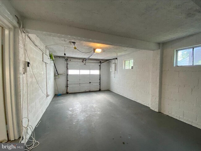 Building Photo - 809 N Ashton St