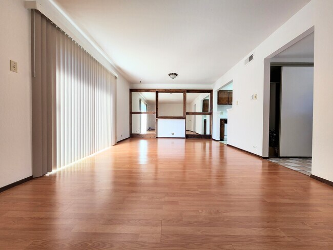 Living room - 4216 Admiralty Ln