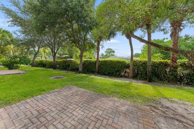 Building Photo - 402 Seminole Palms Dr