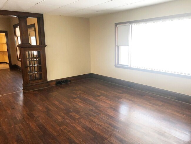 Building Photo - 6-Bedroom, 2-Bath Home Just A Few Blocks From Downtown