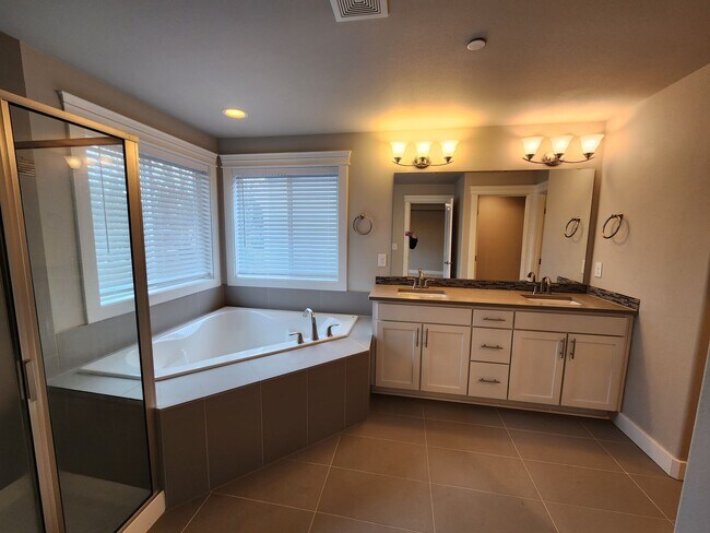 Building Photo - Large Spacious 4 Bed Home