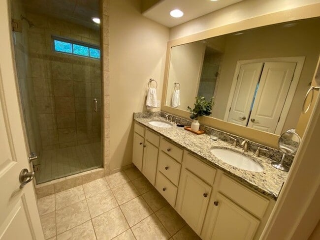 Building Photo - Beautiful Fully Furnished 3 bed 2 bath hom...