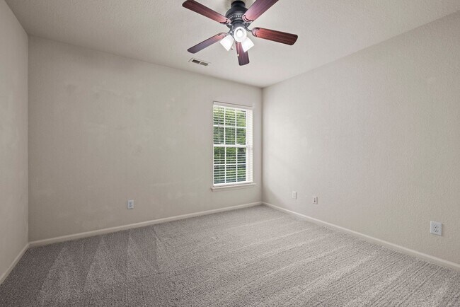 Building Photo - Beautifully Maintained 3-Bedroom Townhome with Bonus Room in Desirable Community