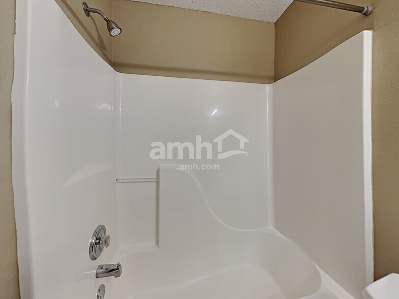 Building Photo - 657 Blue Meadow Dr