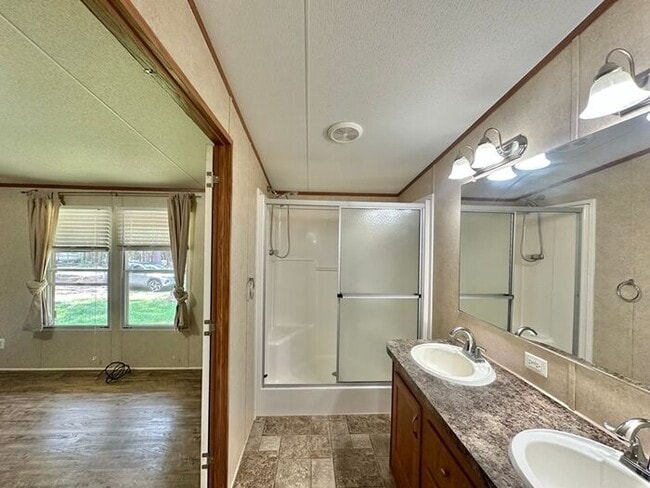 Building Photo - Tour Today! 2 Bed 2 Bath in East Tyler!