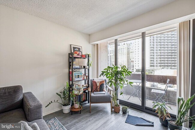 Building Photo - 1326 Spruce St