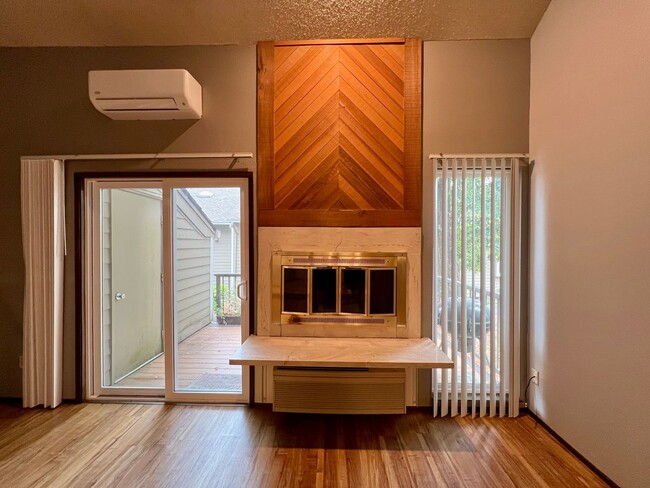 Building Photo - Beautiful 2 Bed, 2 Bath Townhome with Community Pool, Gym & Clubhouse!