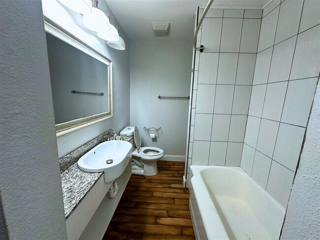 Building Photo - 1628 NE 12th St