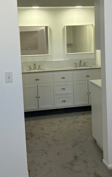 Double vanity master bedroom - 6248 Caminito Araya