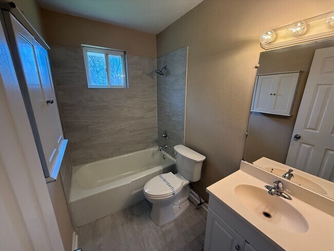 Building Photo - SS-114 Nelson St