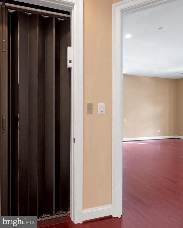 Building Photo - 7607 Newmarket Dr