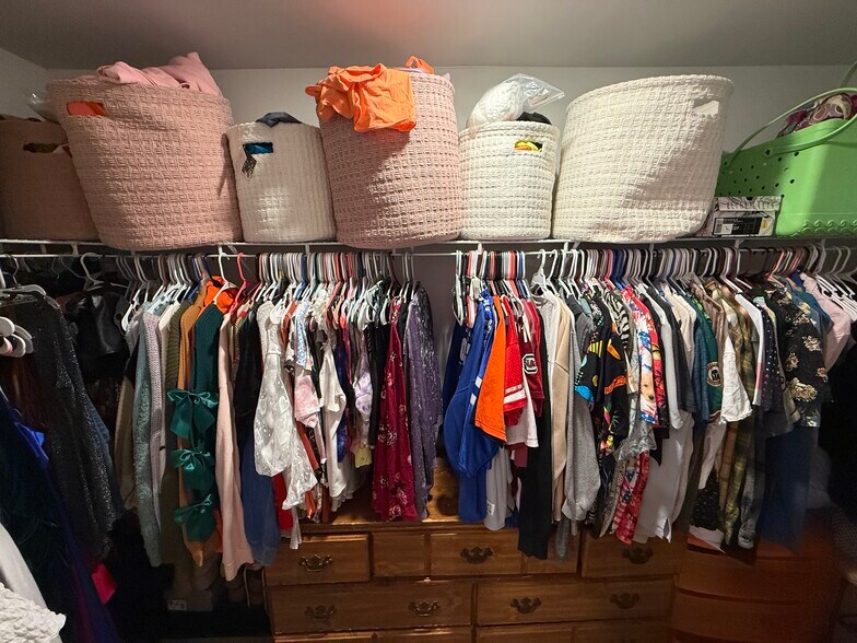 Master walk-in closet - 141 Rosefield Ct