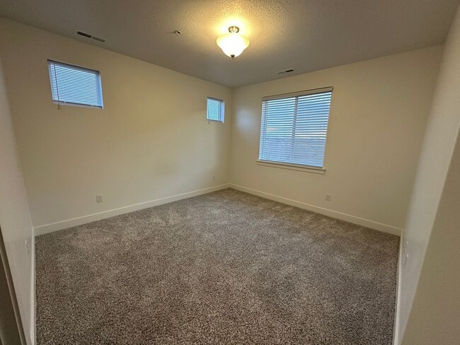 Building Photo - Like New 3 Bd 2 Ba Condo With Garage