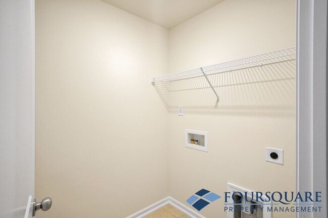 Building Photo - End-unit Townhouse | Open floor plan | RDU...