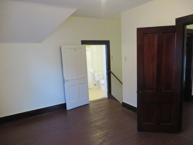 Building Photo - Large Three Bedroom, 1.5 Bathroom Home hal...
