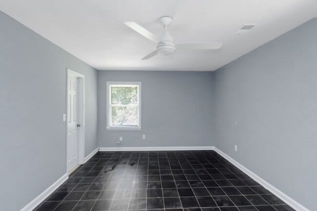 Building Photo - Spacious 4 Bed 3 Bath SFH!