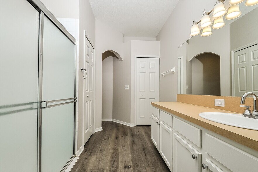 Building Photo - 748 Star Pointe Dr