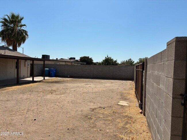 Building Photo - 2930 W Laurel Ln