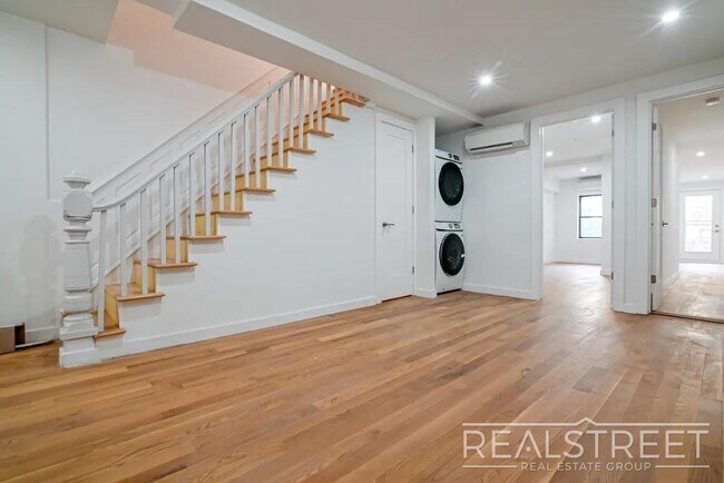 Building Photo - Luxury Triplex Brownstone in Prime Stuyves...