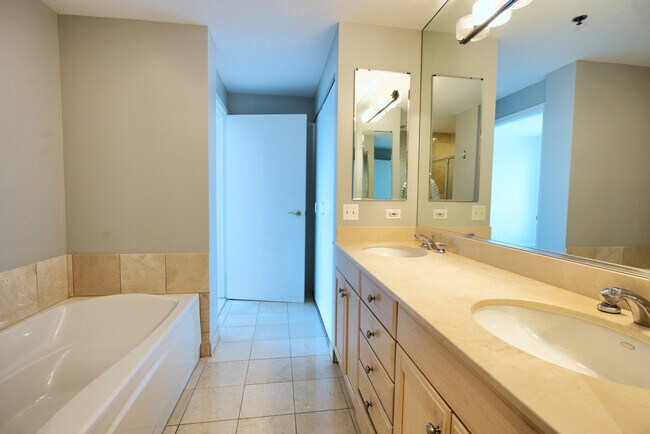 Building Photo - 57 E Delaware Pl