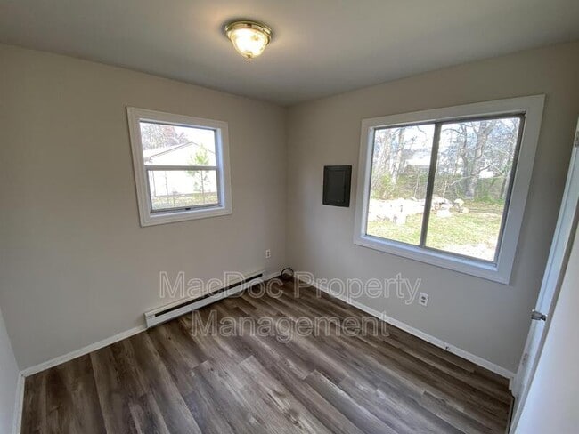 Building Photo - 6037 Rosedale Dr