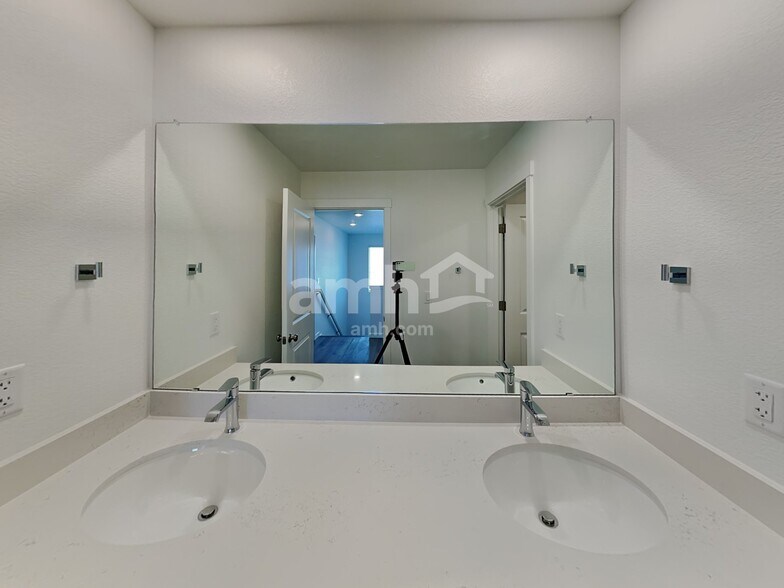 Building Photo - 26148 E Calhoun Pl