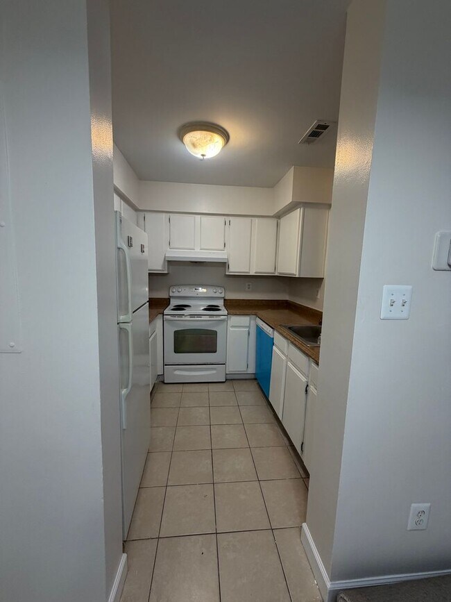 Building Photo - 3 LEVEL TOWNHOUSE WITH 3BEDROOMS AND 2 FULL BATHS