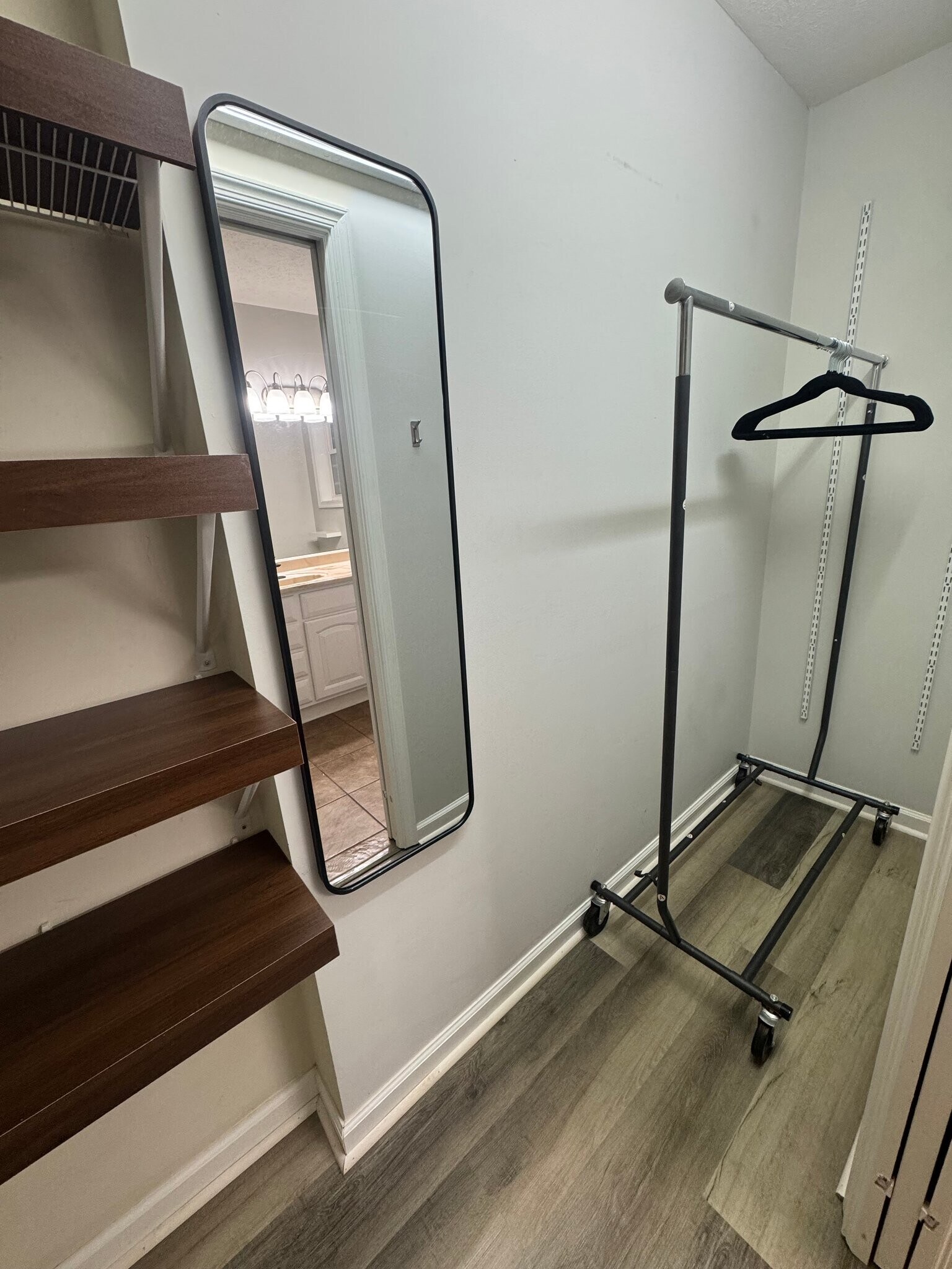 Building Photo - 4647 Ferncliff Dr