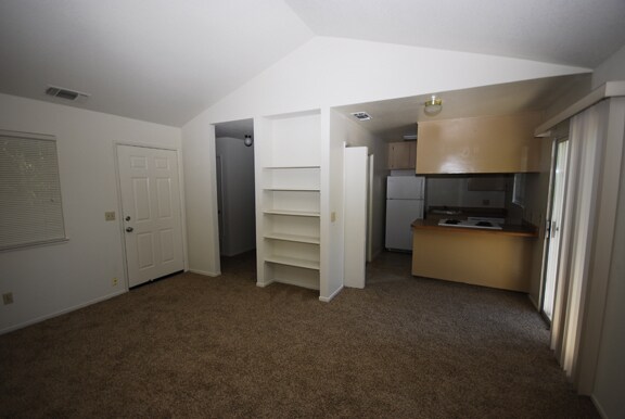 Building Photo - REDUCED - 1 bedroom 1 bath unit.