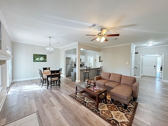 Building Photo - 4 Bedroom Furnished or UnFurnished rental