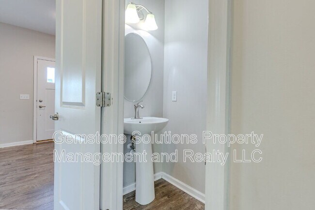 Building Photo - 2704 Orleans Dr