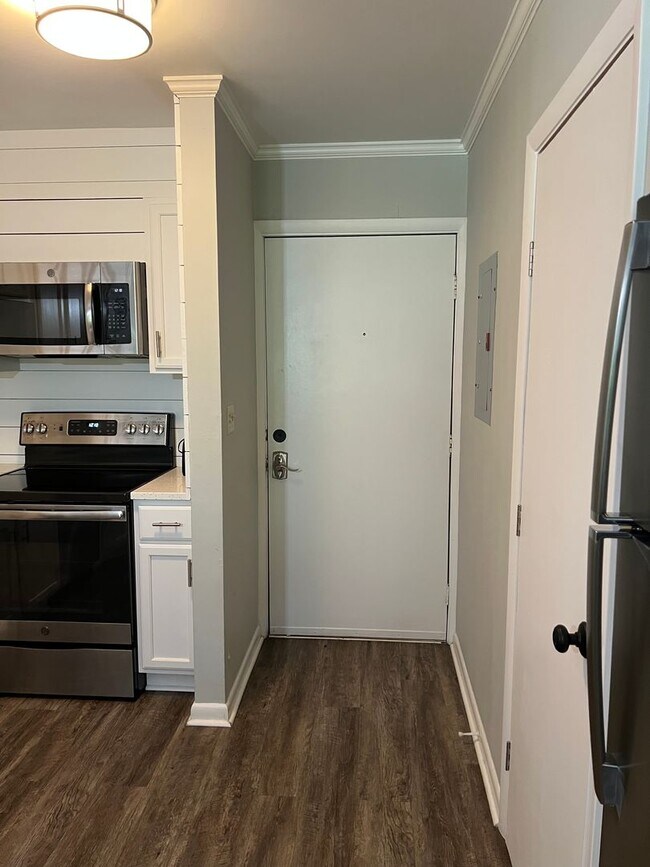 Building Photo - Walk to the Beach! Beautifully Remodeled/Furnished Fiddler's Cove