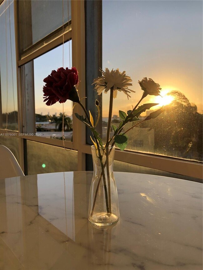 Building Photo - 900 Bay Dr