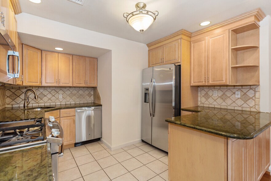 Building Photo - 130 N 7th St