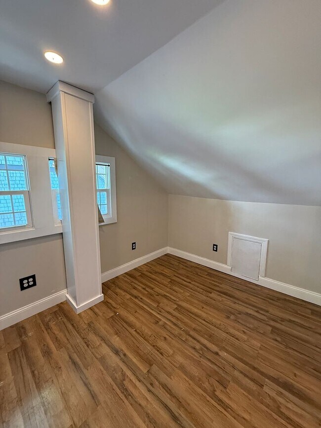 Building Photo - Remodeled 3 Bed 2 Bath Spokane Home w/ Large Fully-Fenced Yard + Huge Chicken Coop/Run & Garden!