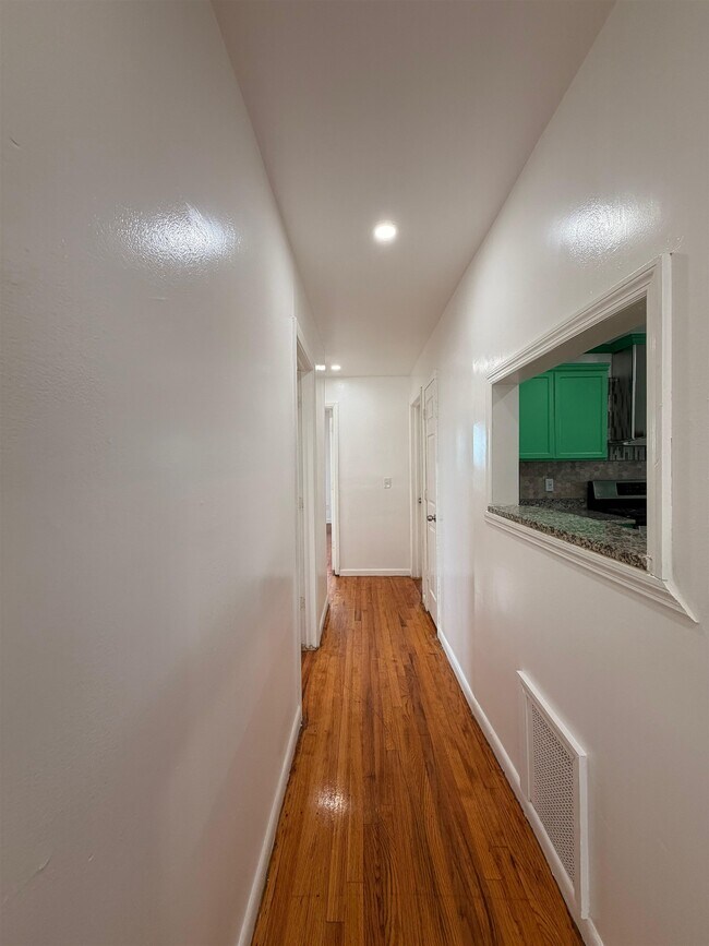 Building Photo - 5215 Meadowview Ave