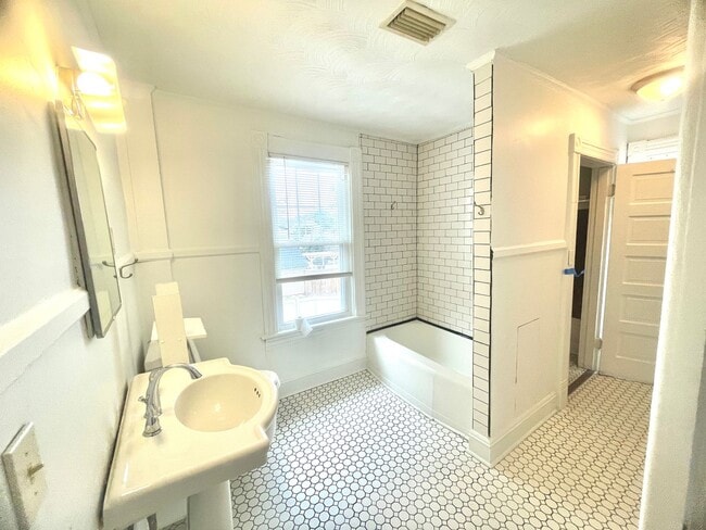 Building Photo - Stunning spacious 2nd floor apartment with Water View!